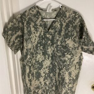 Camouflage scrub top size medium
